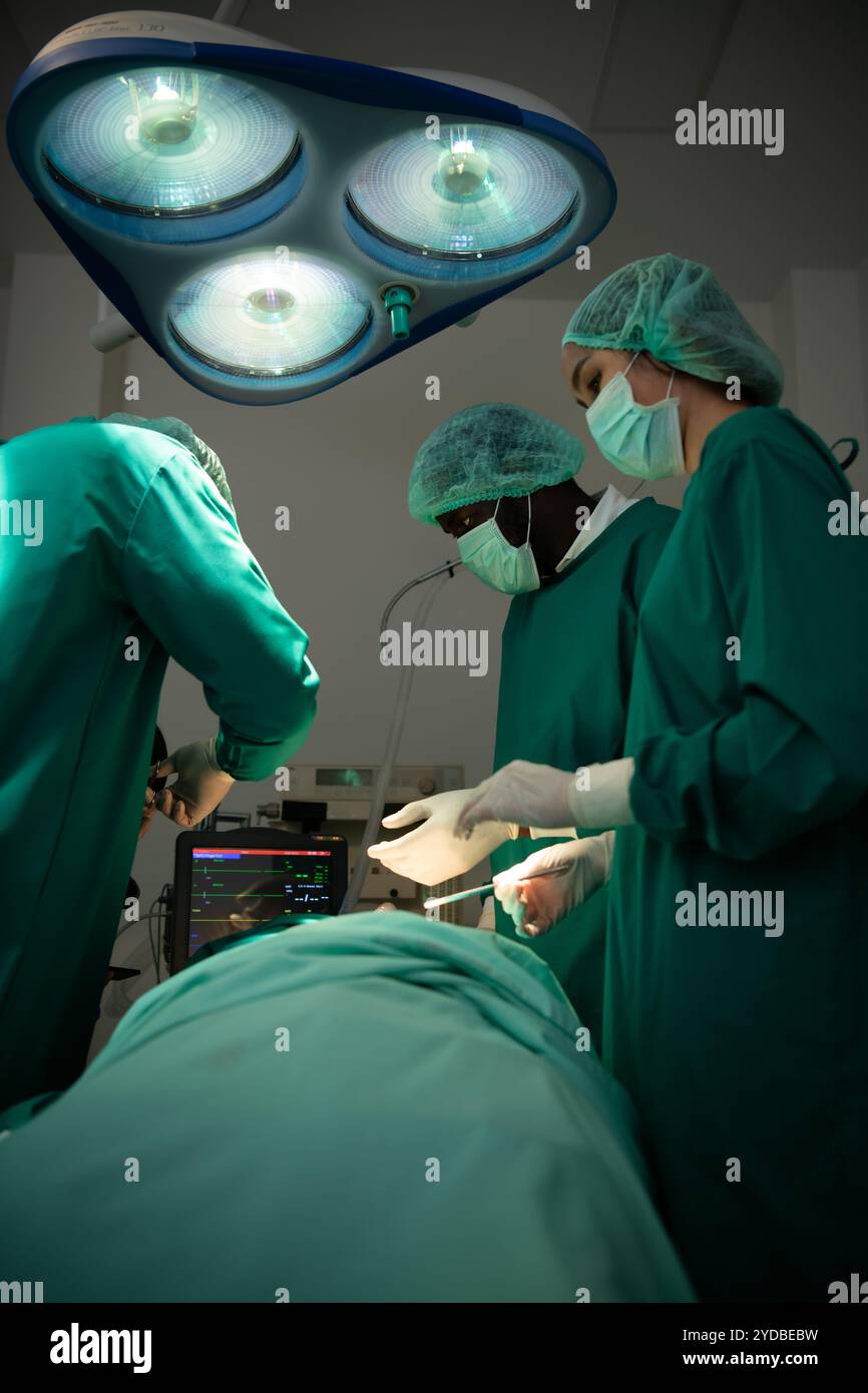 Professeur de médecine en cardiologie et une équipe de médecins en salle d'opération subissant une transplantation cardiaque Banque D'Images Professeur de médecine en cardiologie et une équipe de médecins en salle d'opération subissant une transplantation cardiaque Banque D'Images