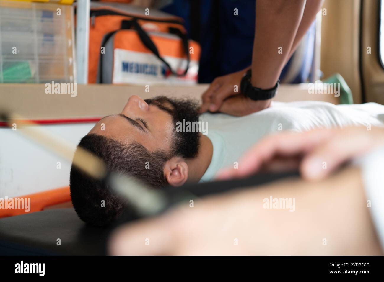 Secourisme de l'équipe médicale d'ambulance avec méthode de RCP et appareil respiratoire à pression manuelle Banque D'Images