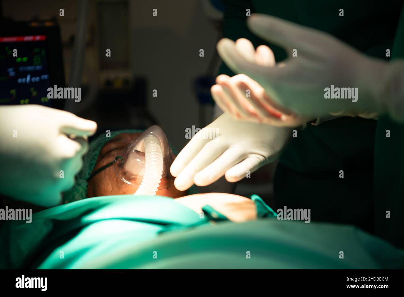 Professeur de médecine en cardiologie et une équipe de médecins en salle d'opération subissant une transplantation cardiaque Banque D'Images Professeur de médecine en cardiologie et une équipe de médecins en salle d'opération subissant une transplantation cardiaque Banque D'Images