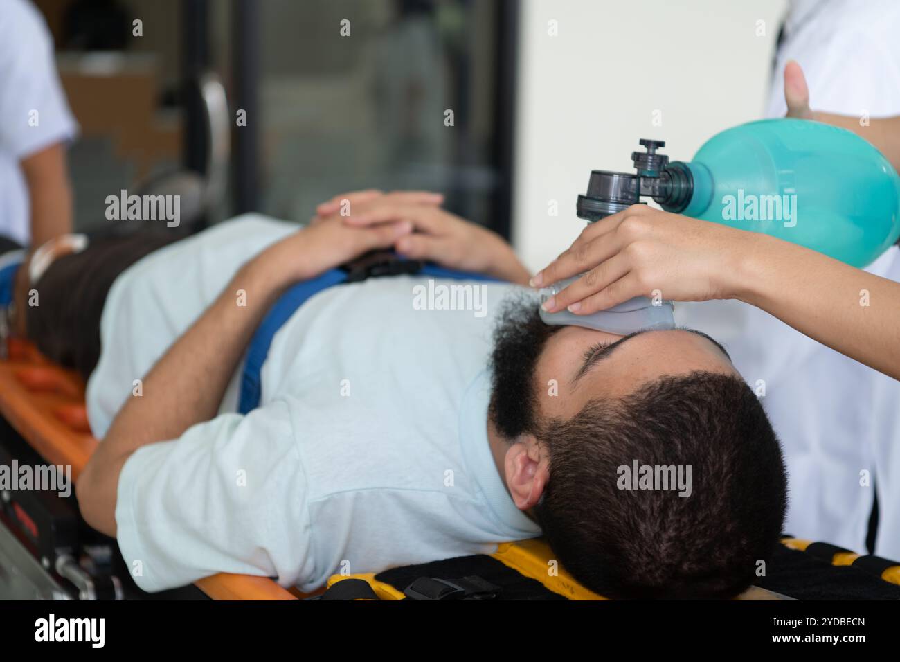 Secourisme de l'équipe médicale d'ambulance avec méthode de RCP et appareil respiratoire à pression manuelle Banque D'Images