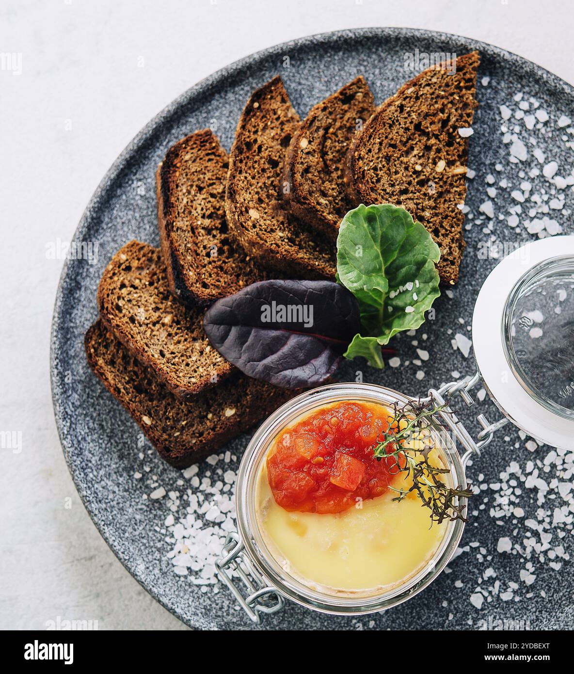 Croûtons de pain noir avec houmous vue de dessus Banque D'Images