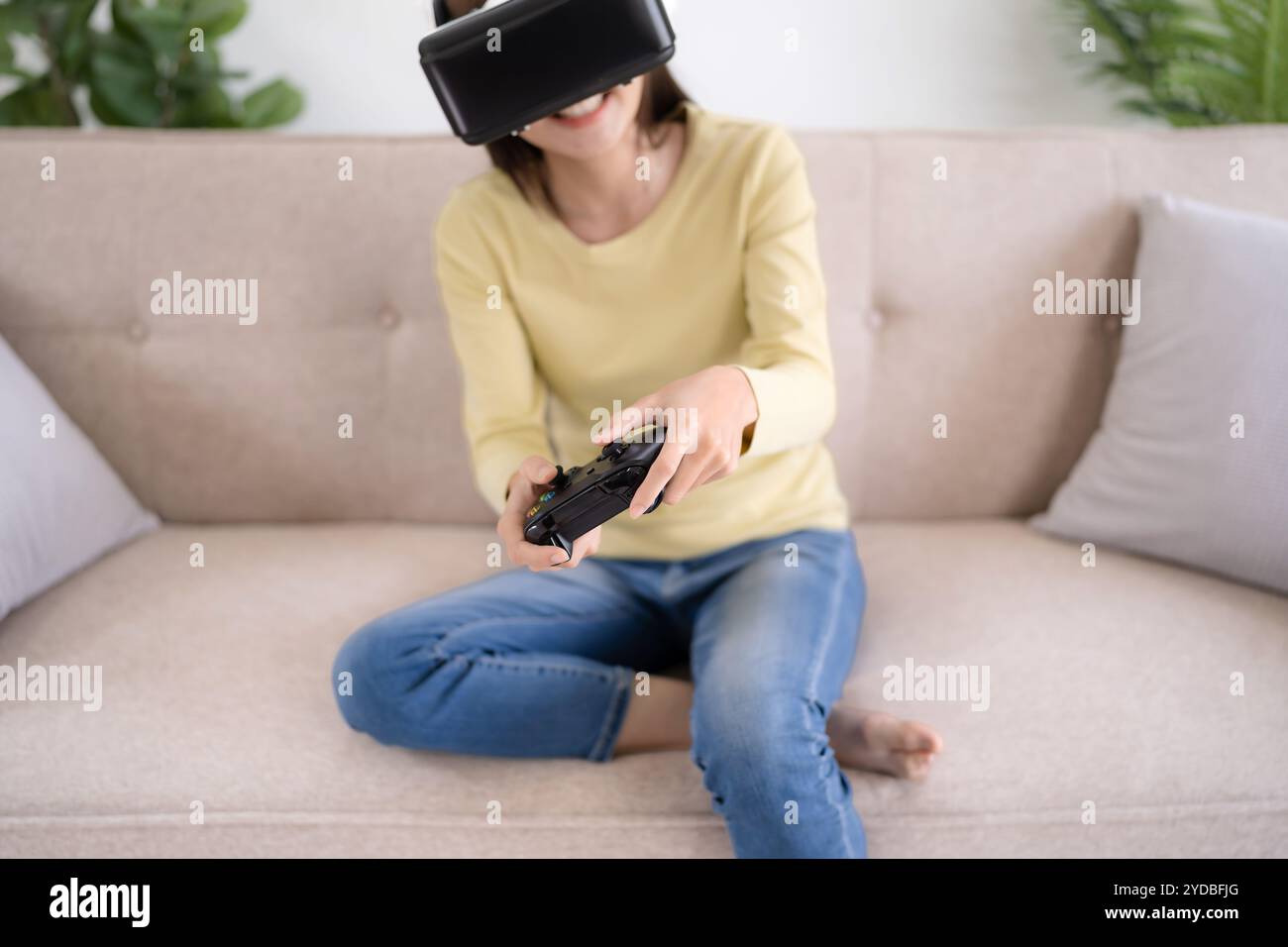 Jeune femme portant des lunettes de réalité virtuelle à la chambre à coucher, technologie d'innovation VR. Banque D'Images