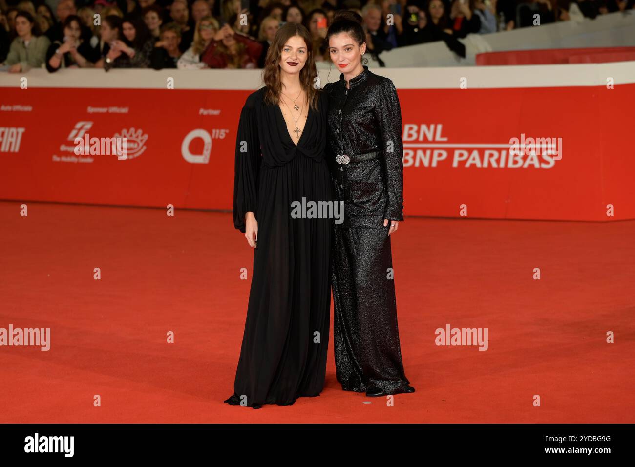 Rome, Italie. 25 octobre 2024. Margherita Mazzucco (à gauche) et Gaia Girace (à droite) assistent au tapis rouge de la série télévisée de Rai 'L'amica geniale - Storia della bambina perduta' au Rome film Fest 2024 à l'Auditorium Parco della Musica. Crédit : SOPA images Limited/Alamy Live News Banque D'Images