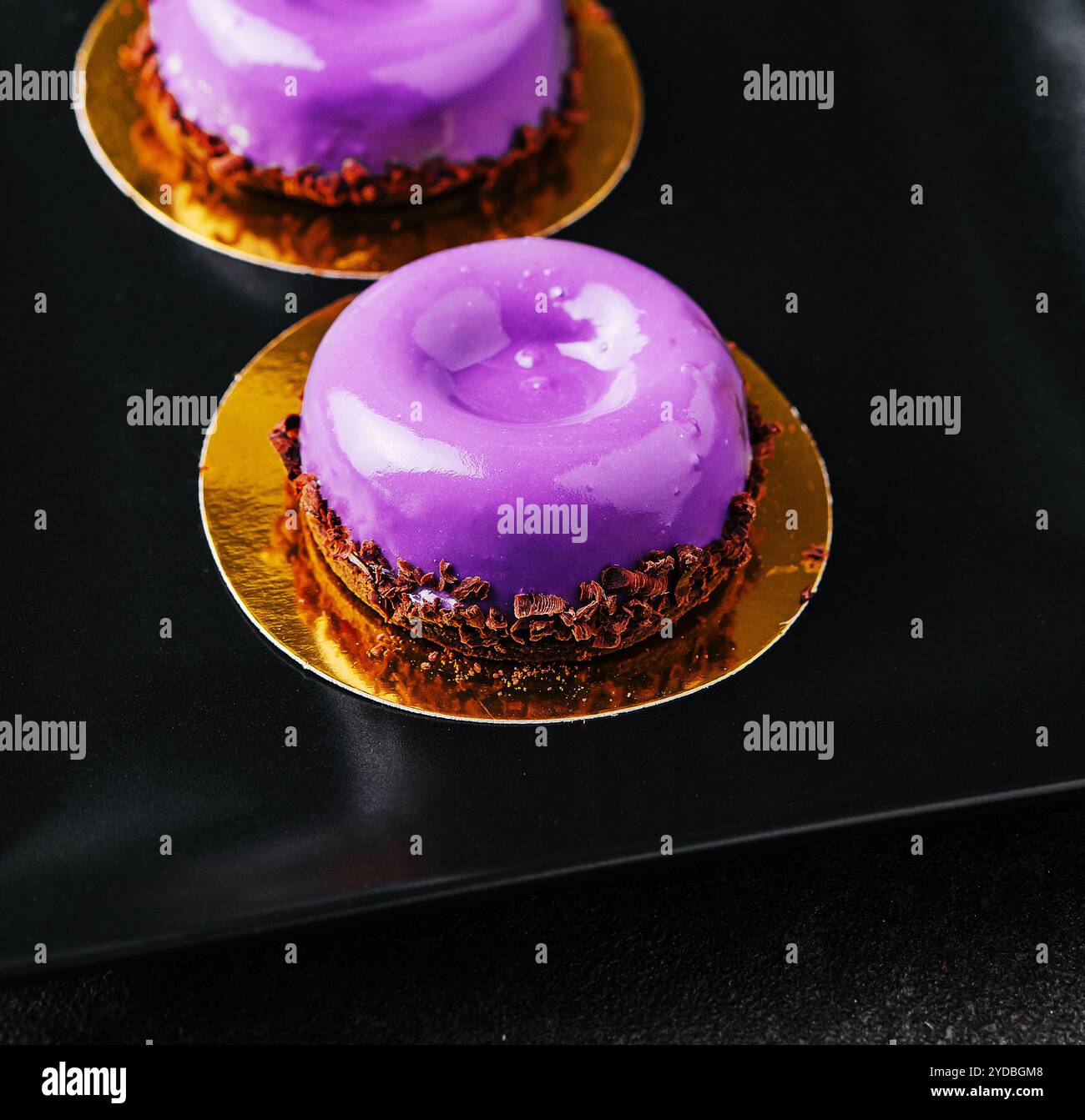 Gâteaux de mousse de baies sauvages sur l'assiette Banque D'Images