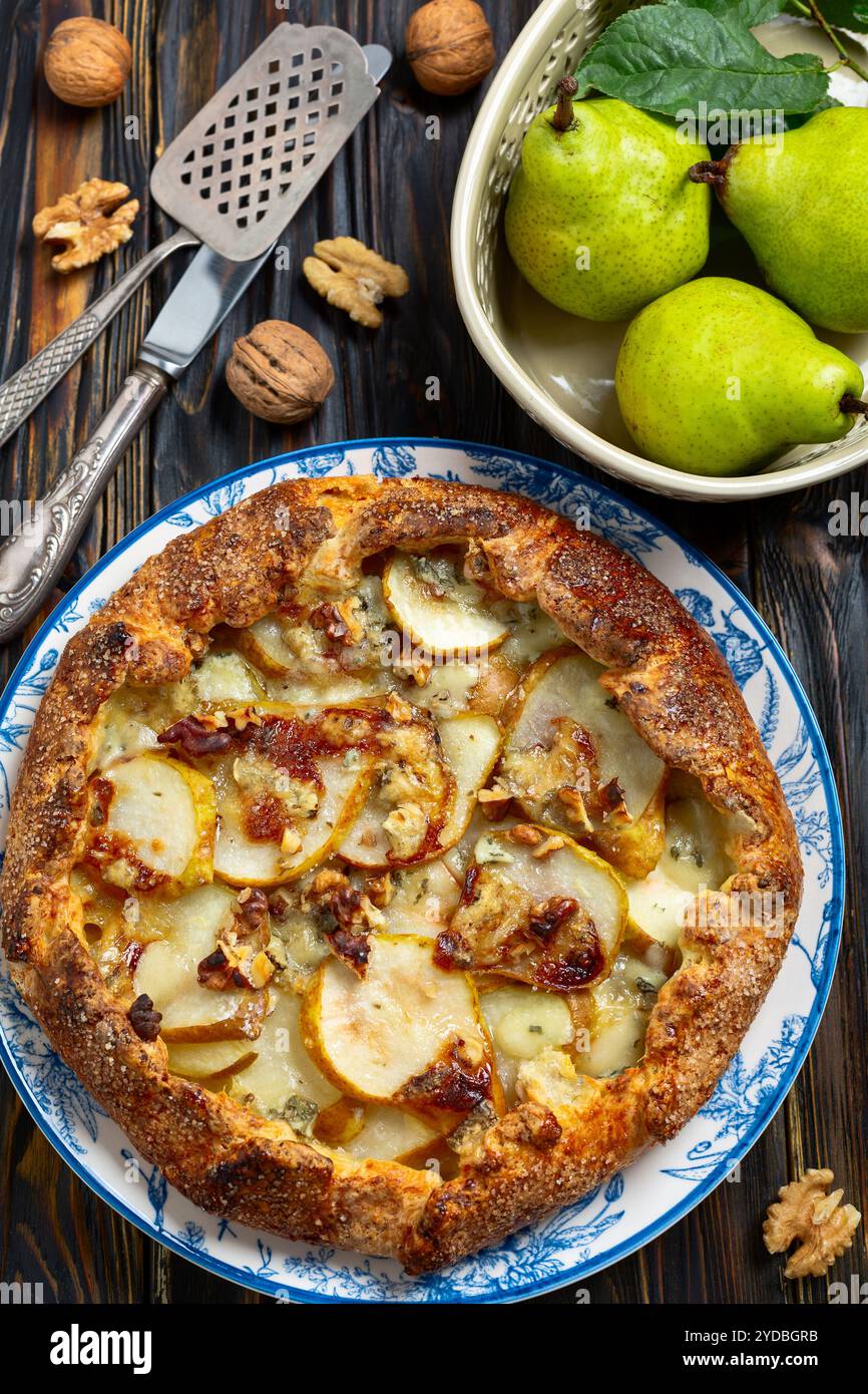 Tarte ouverte (galette) avec poires, fromage bleu et noix. Banque D'Images
