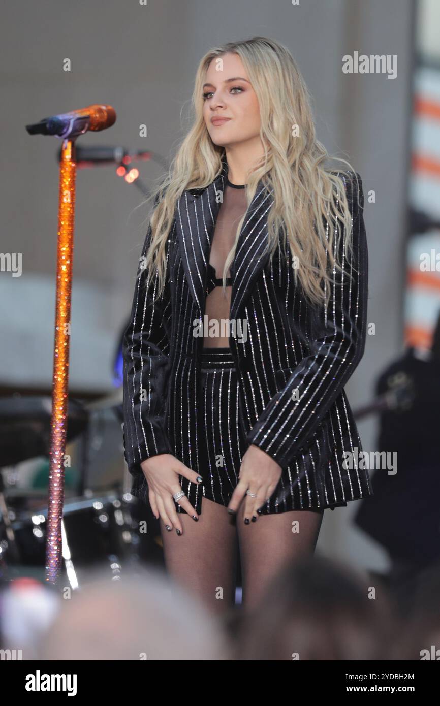 NEW YORK, NEW YORK - OCTOBRE 25 : L'auteur-compositeur Kelsea Ballerini se produit lors de la série de concerts « Today » Show Citi de NBC au Rockefeller Plaza le 25 octobre 2024, à New York. La star de la country a illuminé la scène, offrant aux fans une matinée musicale inoubliable au cœur de New York. (Photo : Giada Papini Rampelotto/EuropaNewswire) Banque D'Images