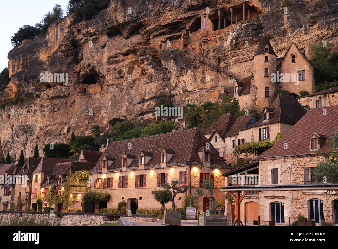 Fin de journée d'automne dans le village de la Roque-Gageac et sur la rivière Dordogne en Périgord Noir. La Roque-Gageac est répertoriée comme l'une des plus belles Banque D'Images