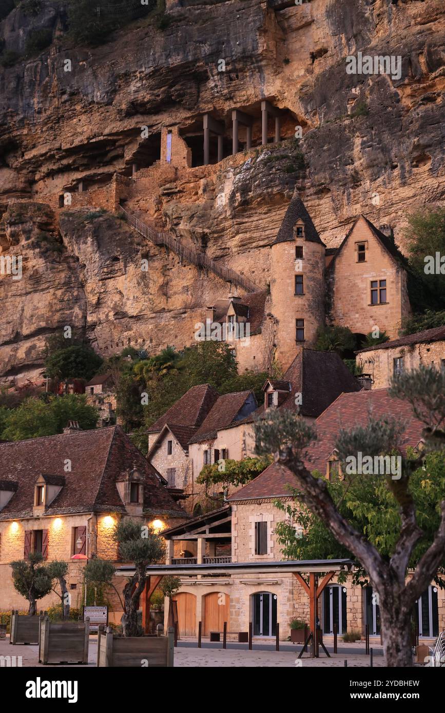 Fin de journée d'automne dans le village de la Roque-Gageac et sur la rivière Dordogne en Périgord Noir. La Roque-Gageac est répertoriée comme l'une des plus belles Banque D'Images