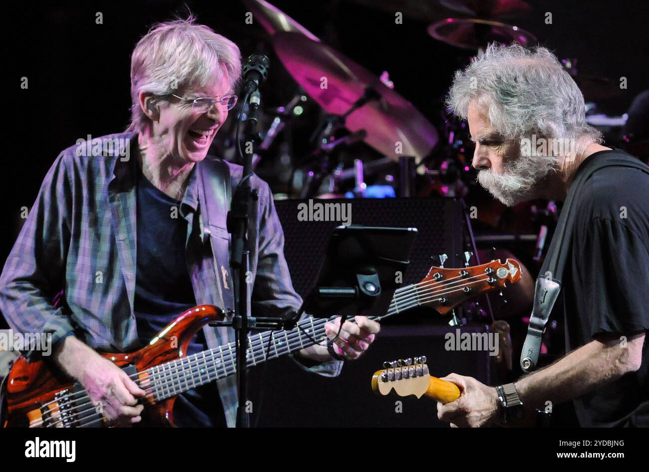 Phil Lesh, co-fondateur et bassiste de Grateful Dead, se produit avec Bob Weir au Fare Thee Well : Celebrating 50 Years of the Grateful Dead concert à Santa Clara. Lesh est décédé le 25 octobre 2024 à l’âge de 84 ans. Banque D'Images