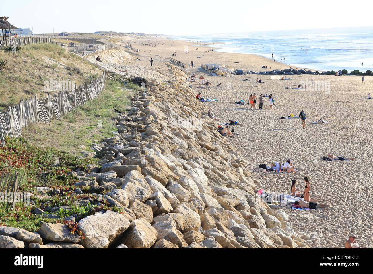 Réchauffement climatique, élévation du niveau de la mer et recul côtier. Rockfill le littoral dans le village balnéaire de Lacanau-Océan pour ralentir le recul de l'AT Banque D'Images