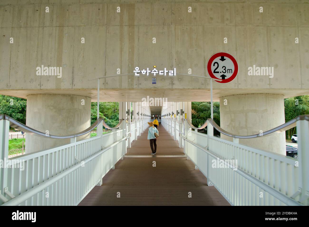 Ulsan, Corée du Sud - 5 octobre 2024 : une vue de la passerelle piétonne sous le pont Onhasu, avec des piliers en béton modernes, une hauteur de 2,3 m RES Banque D'Images