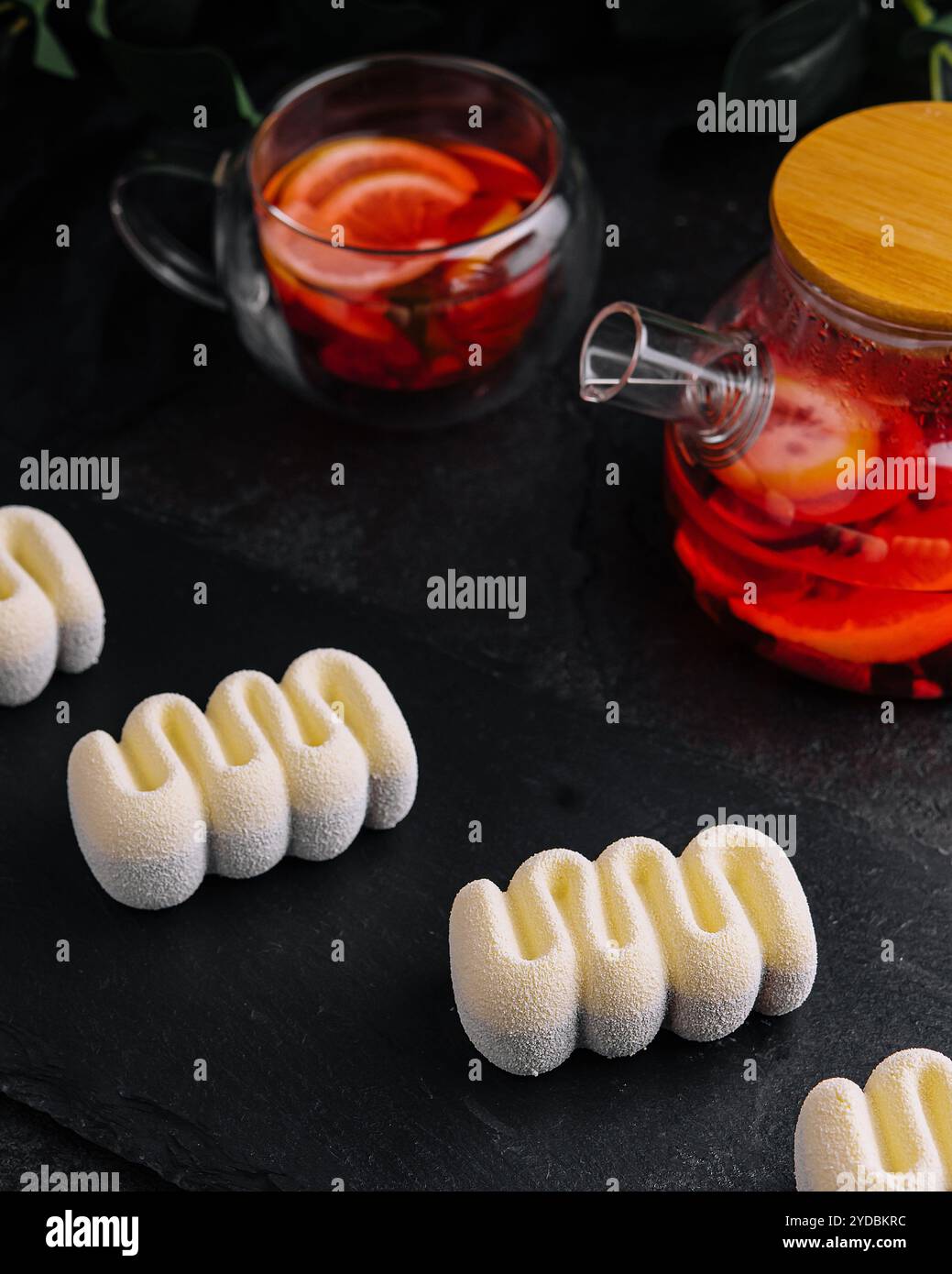 Trois chocolats contemporains gâteaux moussés sur pierre Banque D'Images