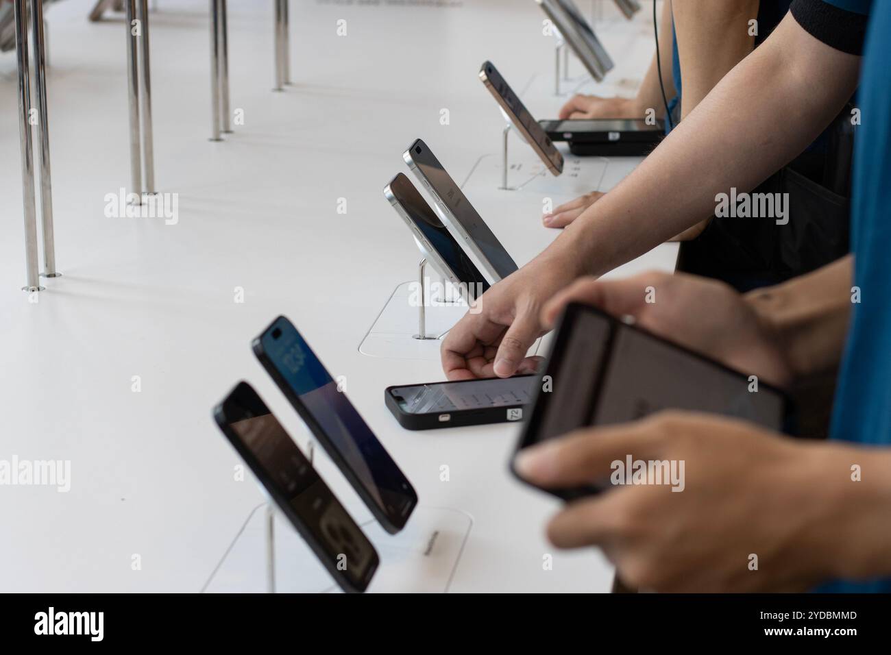 Le nouvel iPhone série 16 est exposé dans un Apple Store à Shanghai, en Chine, le lundi 14 octobre 2024. Banque D'Images