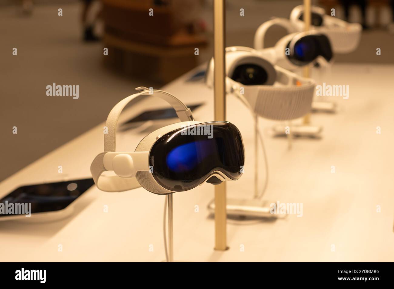 Les casques Apple Vision Pro sont exposés dans Apple Jing'an, le plus récent magasin Apple à Shanghai, en Chine, le samedi 3 août 2024. Banque D'Images