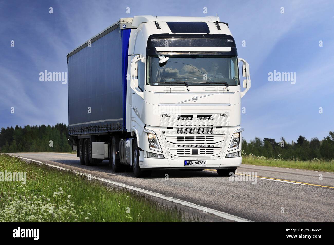 Un camion Volvo FH blanc tire une semi-remorque sur l'autoroute E63 par une belle journée d'été. Jaemsae, Finlande. 6 juin 2019 Banque D'Images