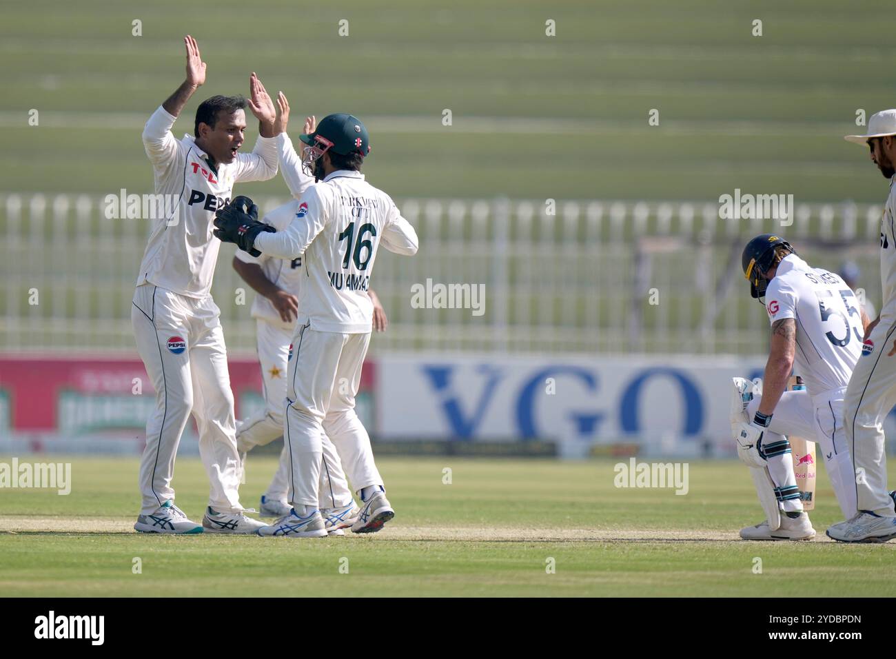 Pakistan's Noman Ali, left, celebrates with teammates after taking the wicket of England's Ben Stokes, second right, during the day three of third test cricket match between Pakistan and England, in Rawalpindi, Pakistan, Saturday, Oct. 26, 2024. (AP Photo/Anjum Naveed) Banque D'Images
