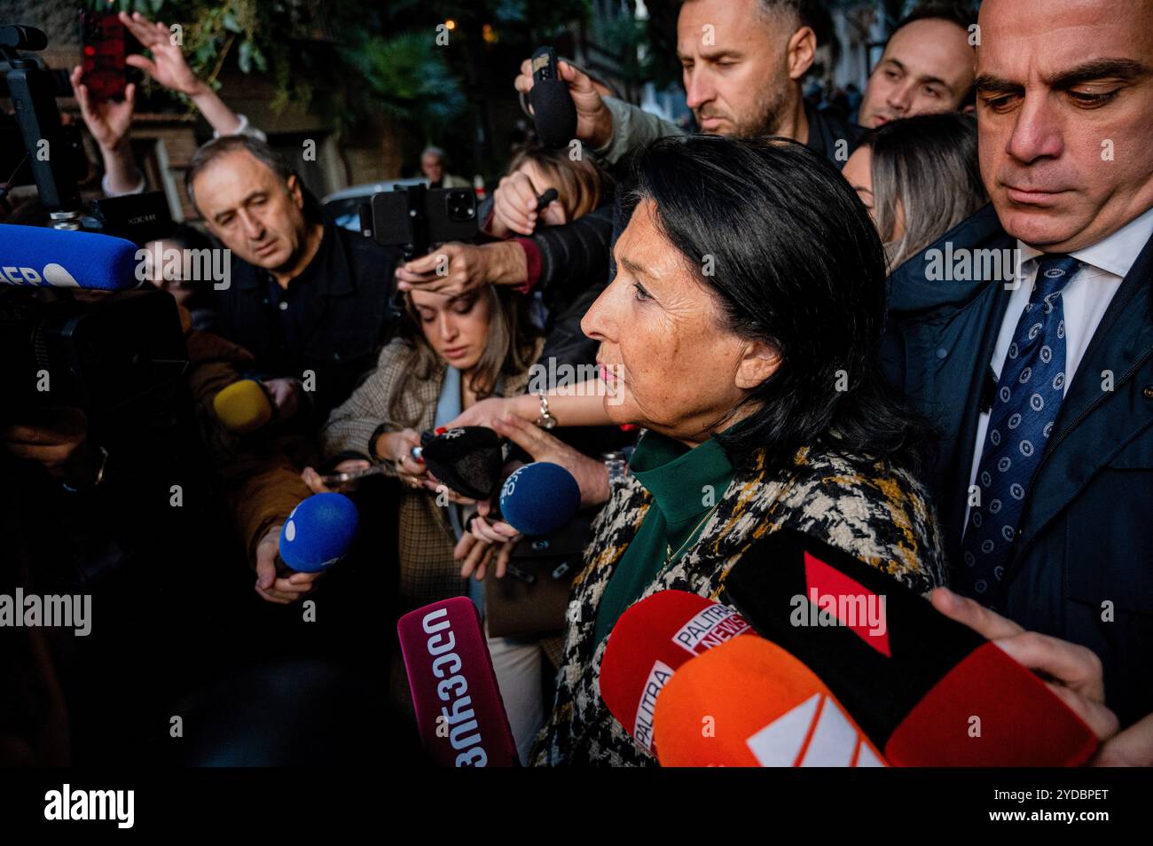 Tbilissi, Géorgie. 26 octobre 2024. La Présidente de la République géorgienne, Salomé Zourabichvili, lit un communiqué de presse après avoir voté lors des élections géorgiennes. Crédit : SOPA images Limited/Alamy Live News Banque D'Images