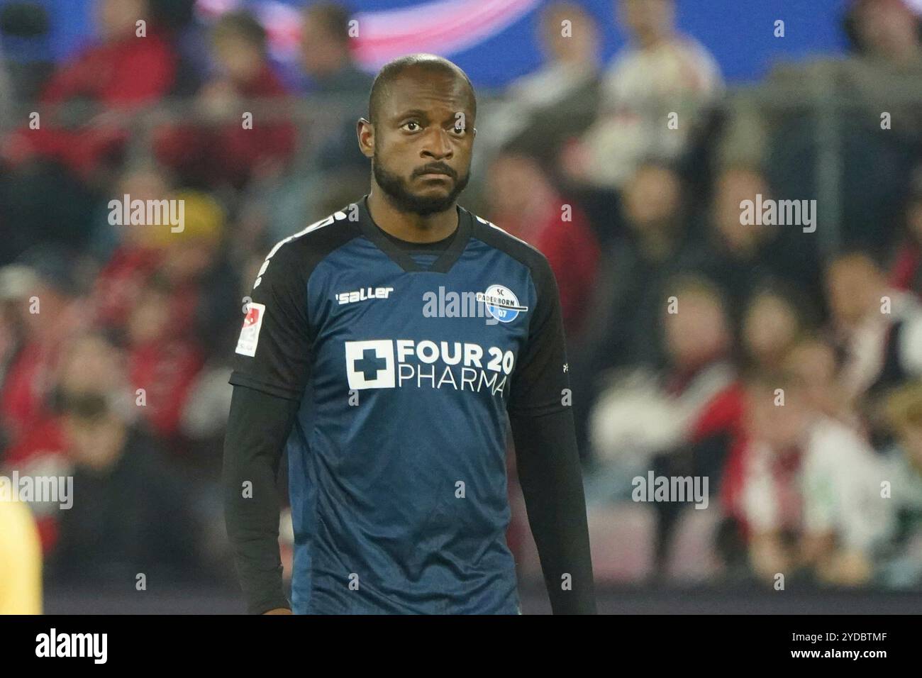 Fussball, 2.BL saison 2024/2025, 1.FC Köln - SC Paderborn RheinEnergieStadion Köln David Kinsombi, SC Paderborn, Aktion, Einzelbild Fotocopyright Gladys Chai von der Laage la réglementation DFL interdit toute utilisation de photographies comme séquences d'images et/ou quasi-vidéo. Crédit : dpa Picture alliance/Alamy Live News Banque D'Images