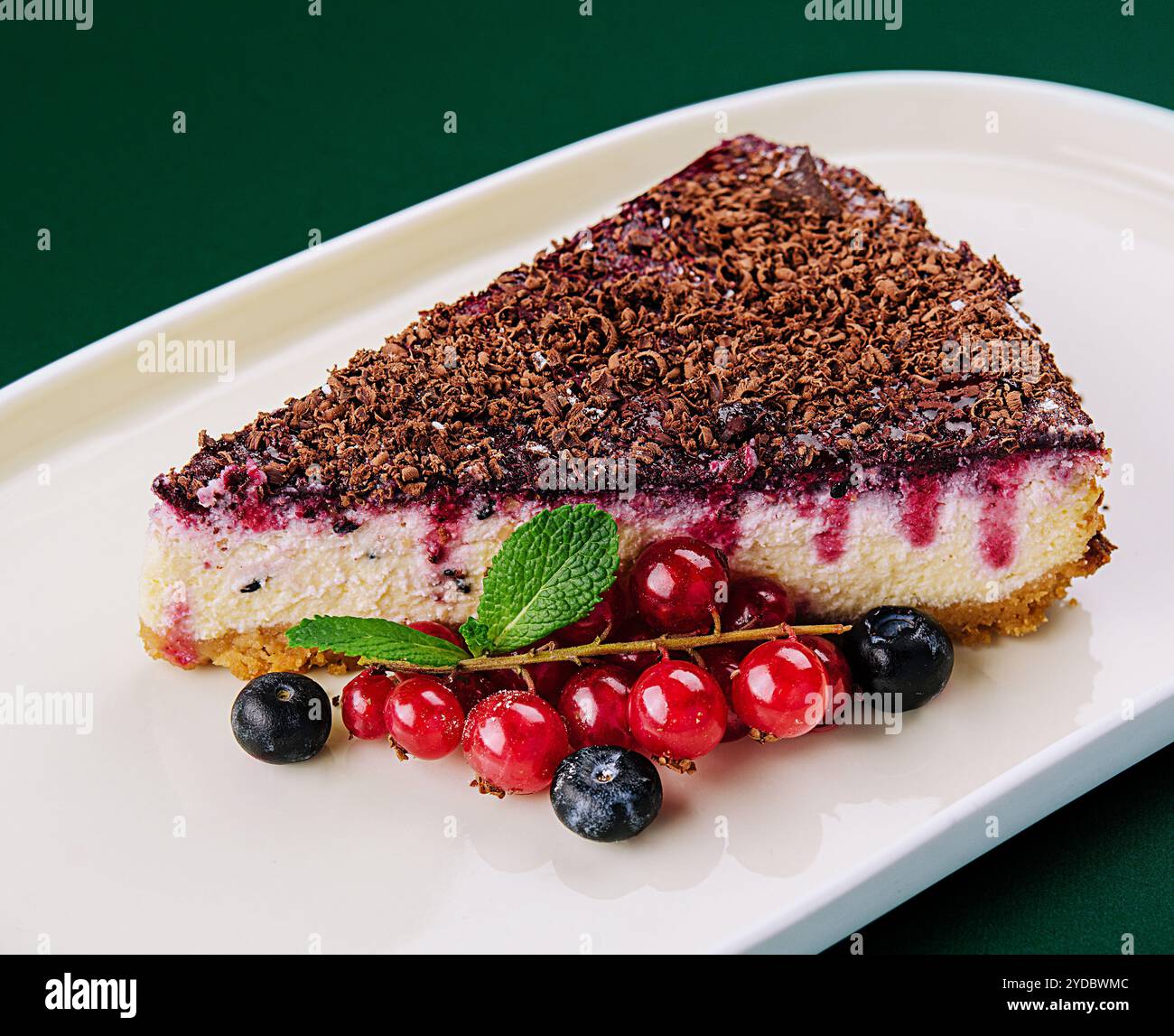 Cheesecake à la vanille avec sauce au chocolat et baies Banque D'Images