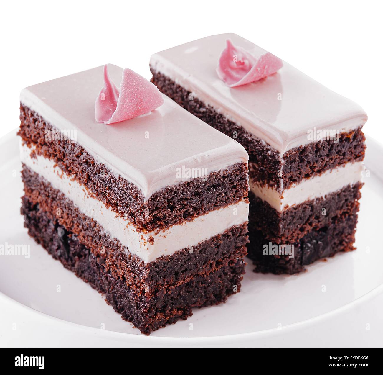 Morceau de gâteau au chocolat avec de la crème rose Banque D'Images