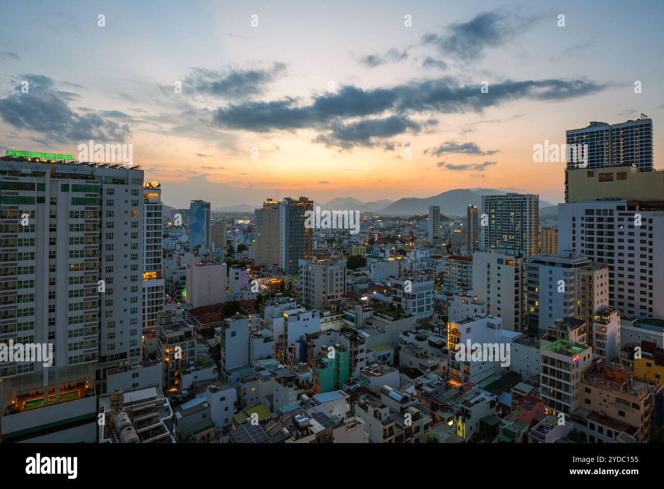 Ceci est une vue du centre-ville de Nha Trang avec de nombreux gratte-ciel et immeubles de grande hauteur le 02 juin 2023 à Nha Trang, Vietnam Banque D'Images