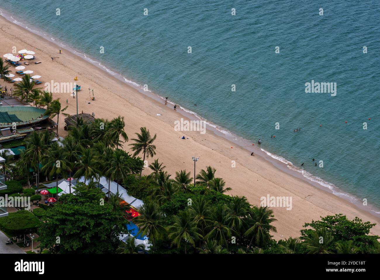 Ceci est une vue aérienne de la plage de Nha Trang, la plage principale près du centre-ville le 05 juin 2023 à Nha Trang, Vietnam Banque D'Images