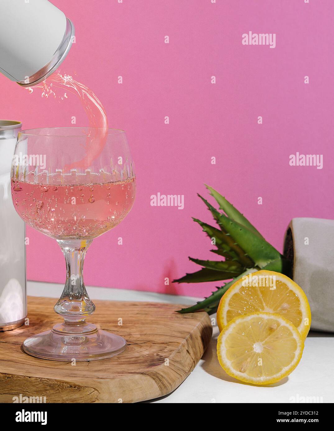 Soda dans une boîte avec champagne rose sur fond rose et blanc Banque D'Images