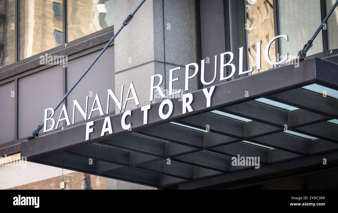 NEW YORK, USA - 17 MAI 2019 : Une vue extérieure d'une république bananière store à New York City Banque D'Images