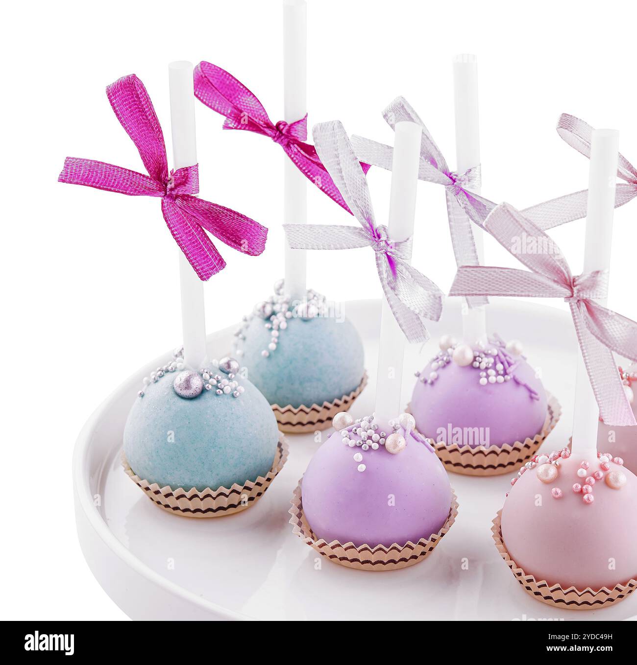 Gâteau de mariage POPS sur assiette isolé Banque D'Images