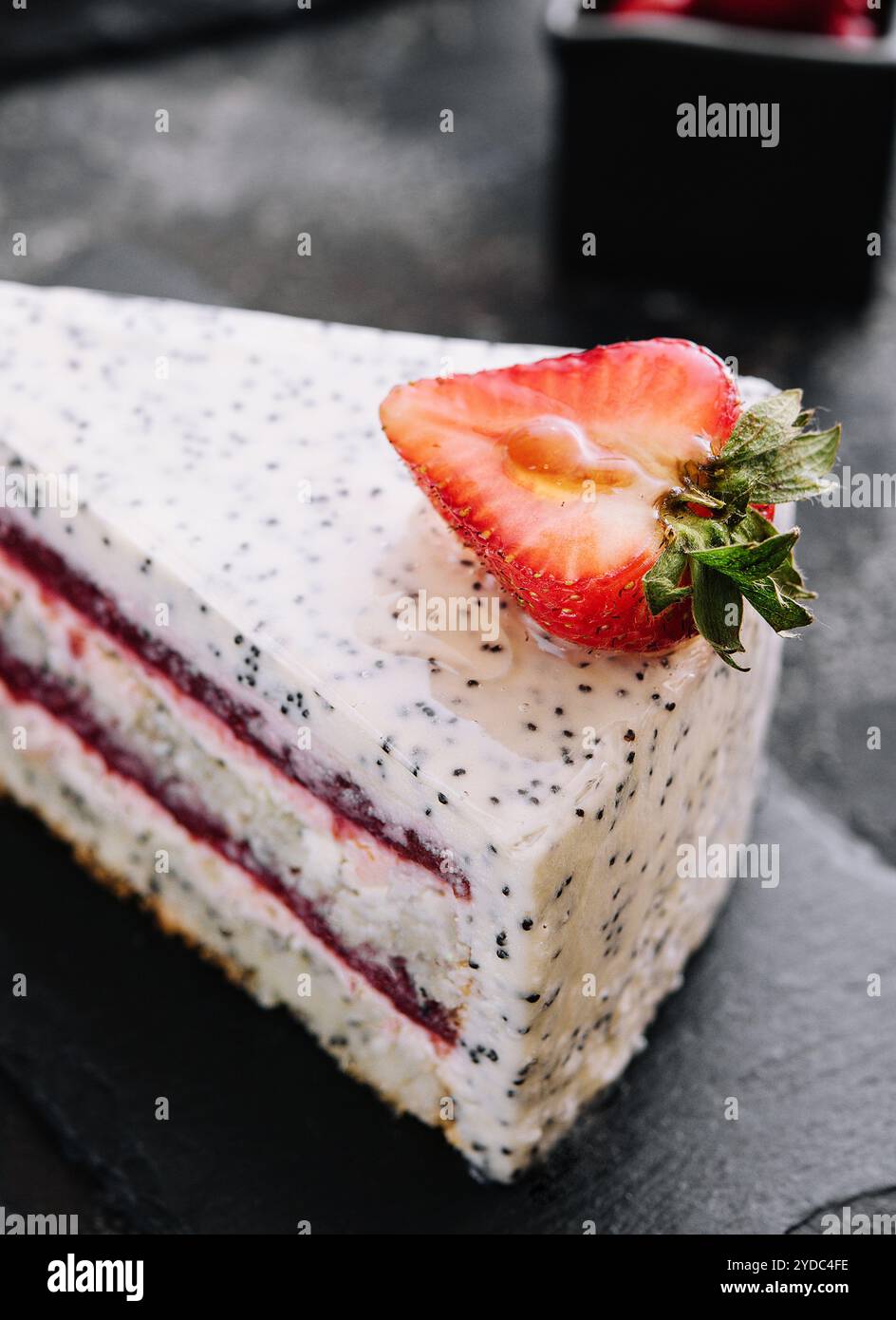 Morceau de cheesecake à la fraise sur tableau noir Banque D'Images