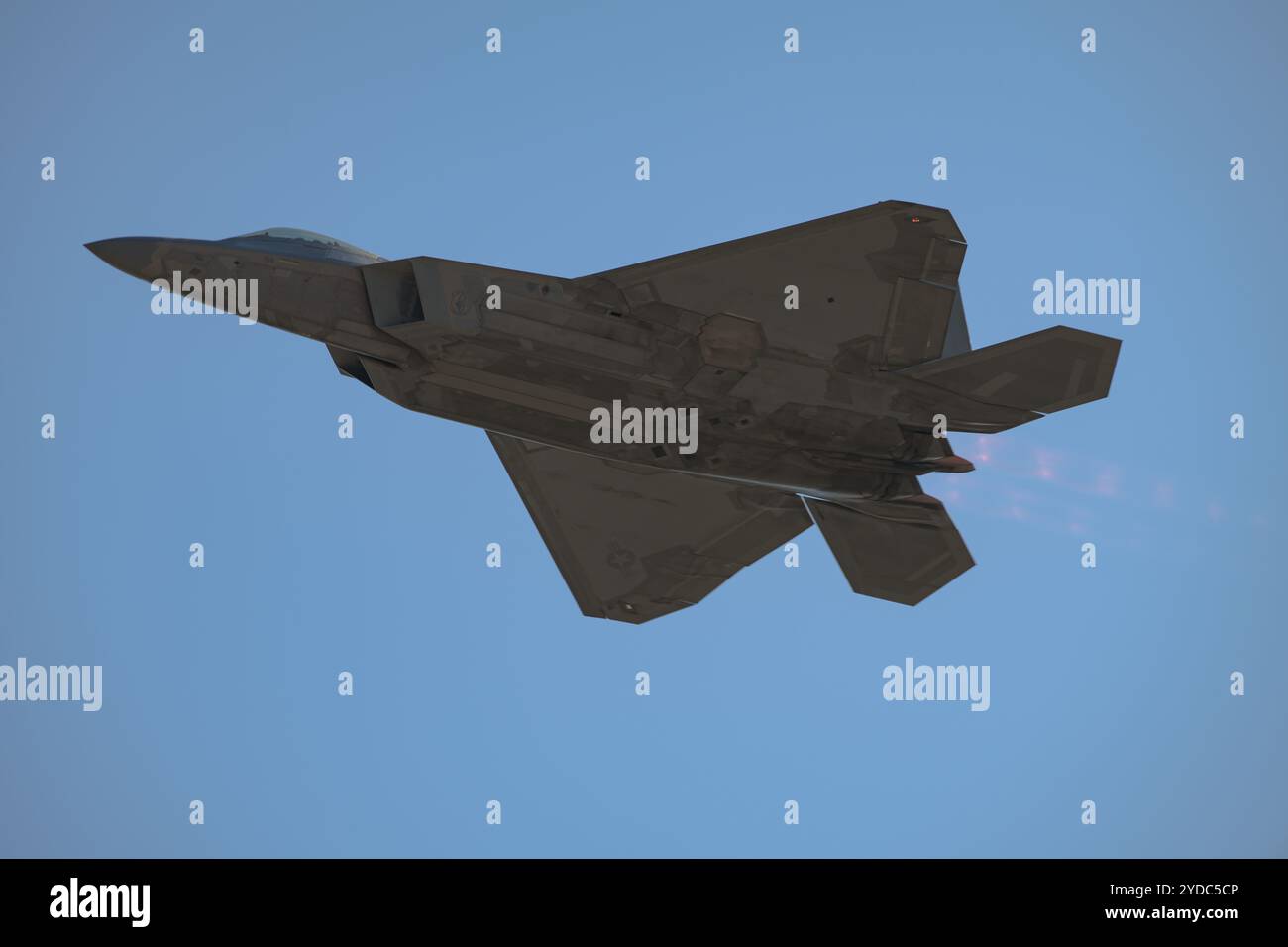 Un F-22 Raptor de l'US Air Force du 1st Fighter Wing, joint base Langley-Eustis, Virginie, décolle pour un vol d'entraînement pendant le Checkered Flag 25- Banque D'Images