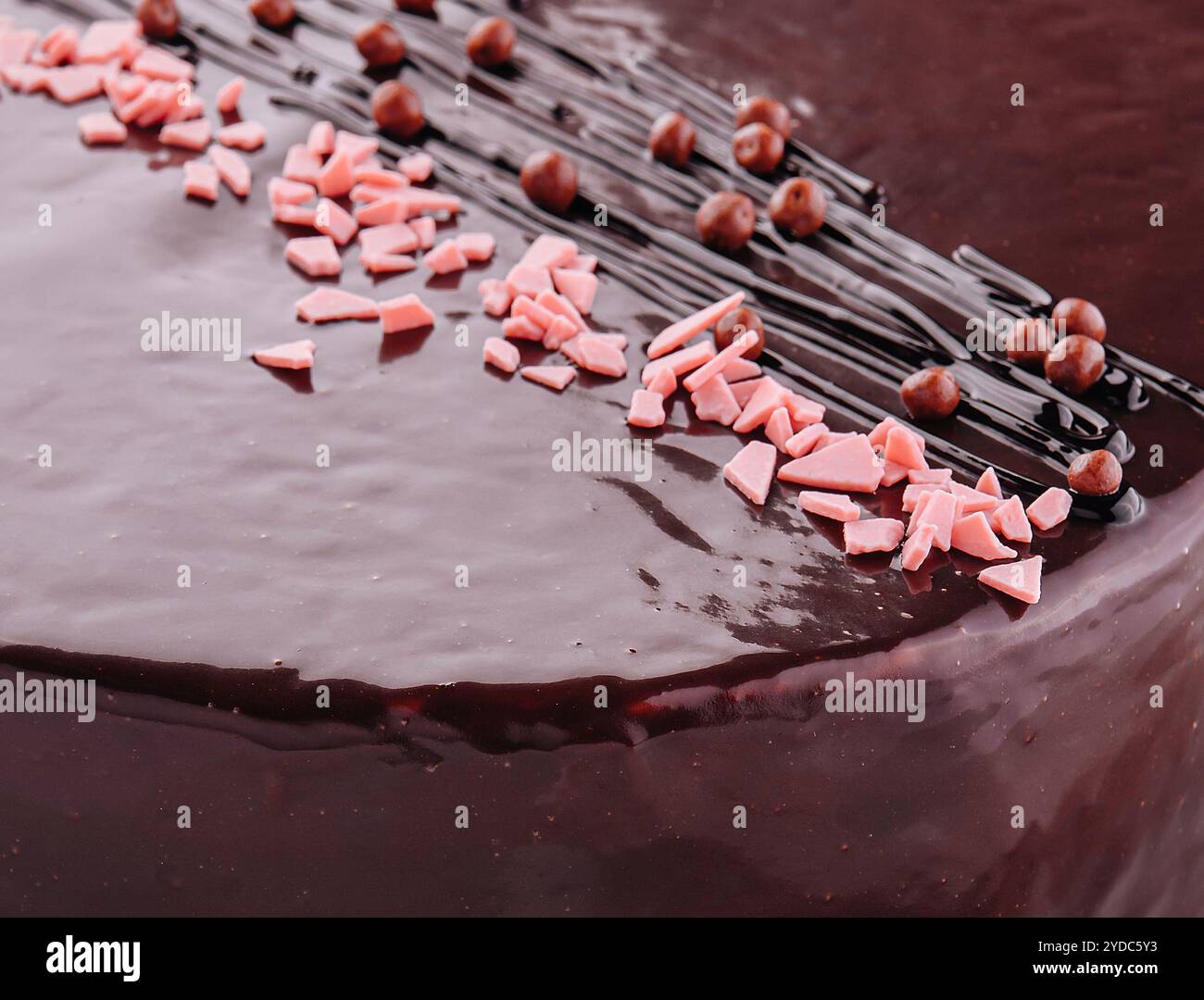 Gâteau sur assiette blanche avec garniture de chocolat Banque D'Images