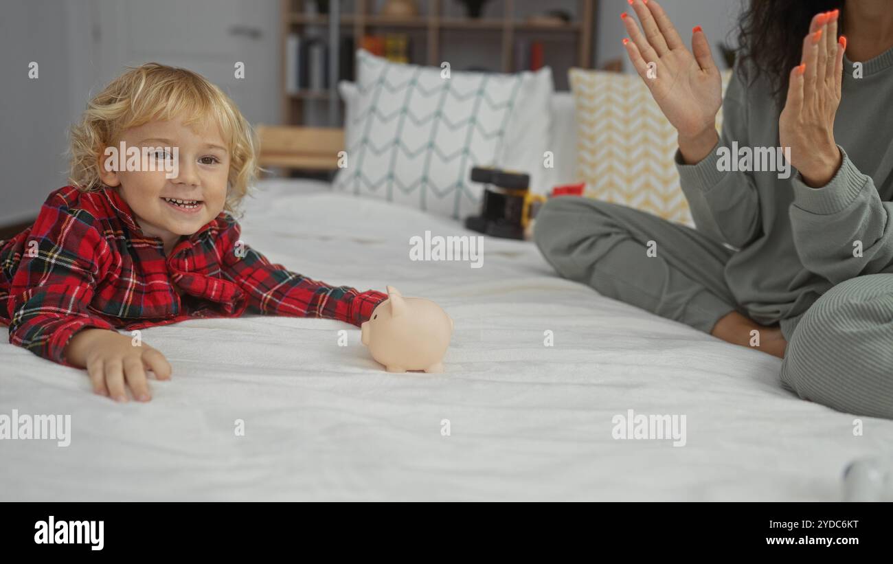 Mère et fils appréciant le temps ensemble sur un lit dans une chambre confortable, mettant en valeur l'amour de la famille et la chaleur à l'intérieur dans une atmosphère détendue. Banque D'Images