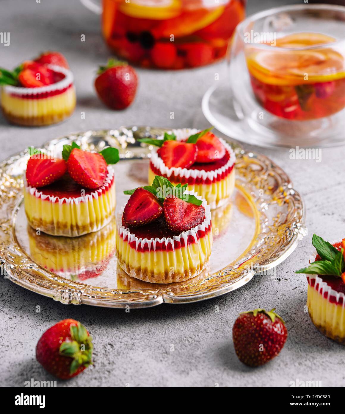 Mini cheesecake aux fraises sous forme de muffins Banque D'Images