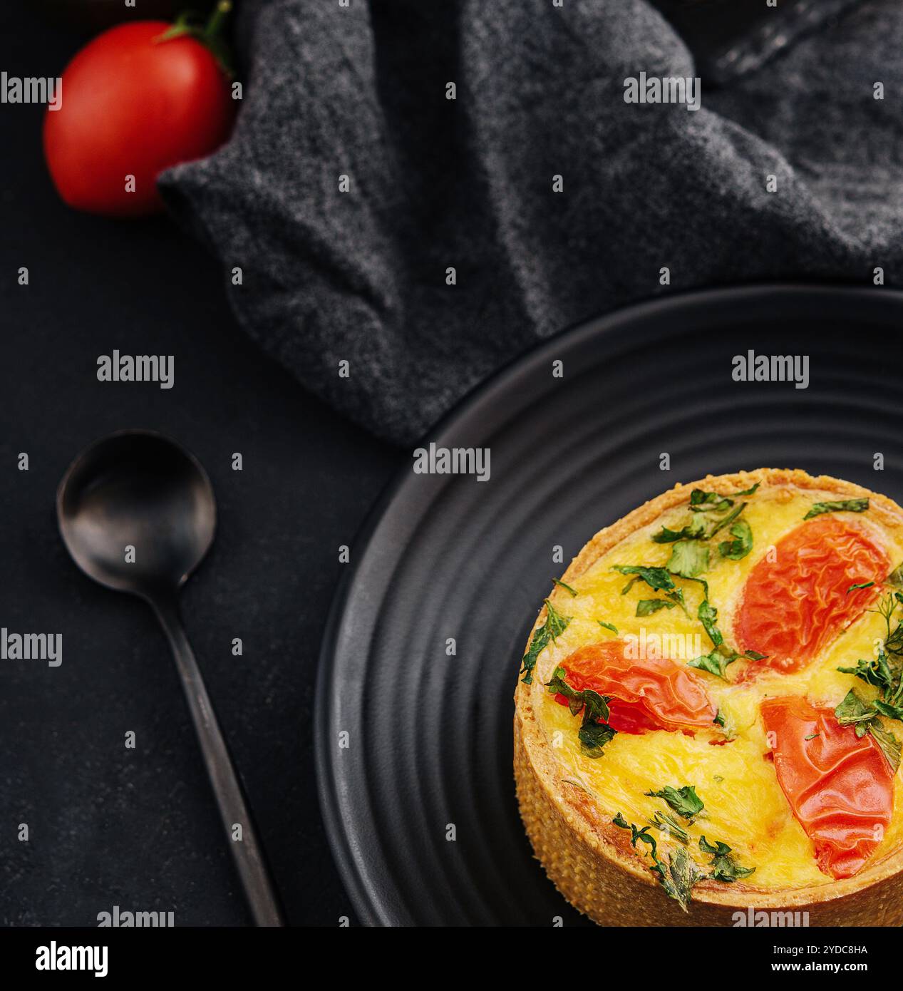 Tartes au fromage cheddar et à l'omelette à l'oignon de printemps Banque D'Images