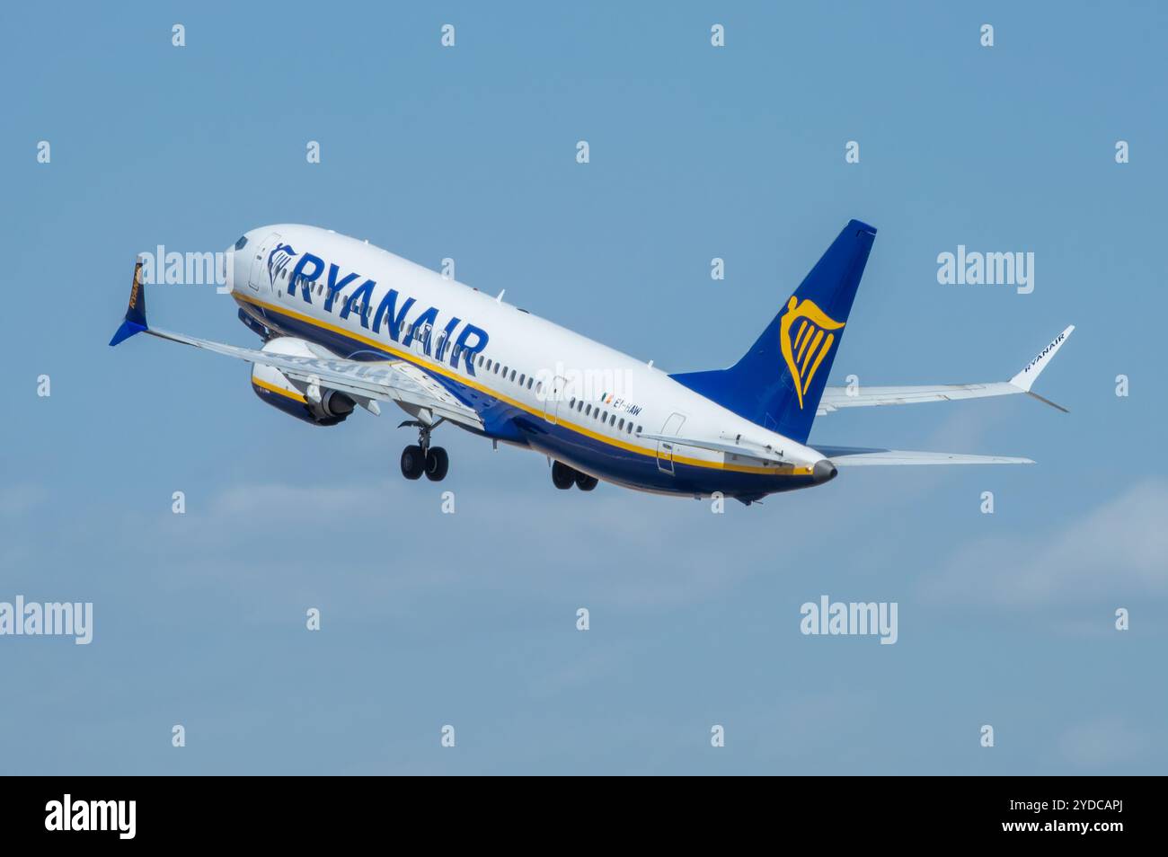 Boeing 737 MAX Airline de la compagnie low cost Ryanair à l'aéroport d'Alicante. Banque D'Images