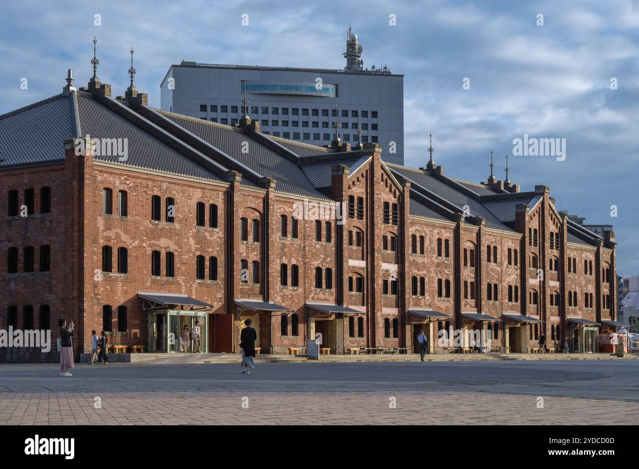 Il s'agit d'un entrepôt de briques rouges, qui fait partie d'un groupe de célèbres bâtiments industriels historiques situés sur le front de mer de Yokohama le 14 juin 2023 à Yo Banque D'Images