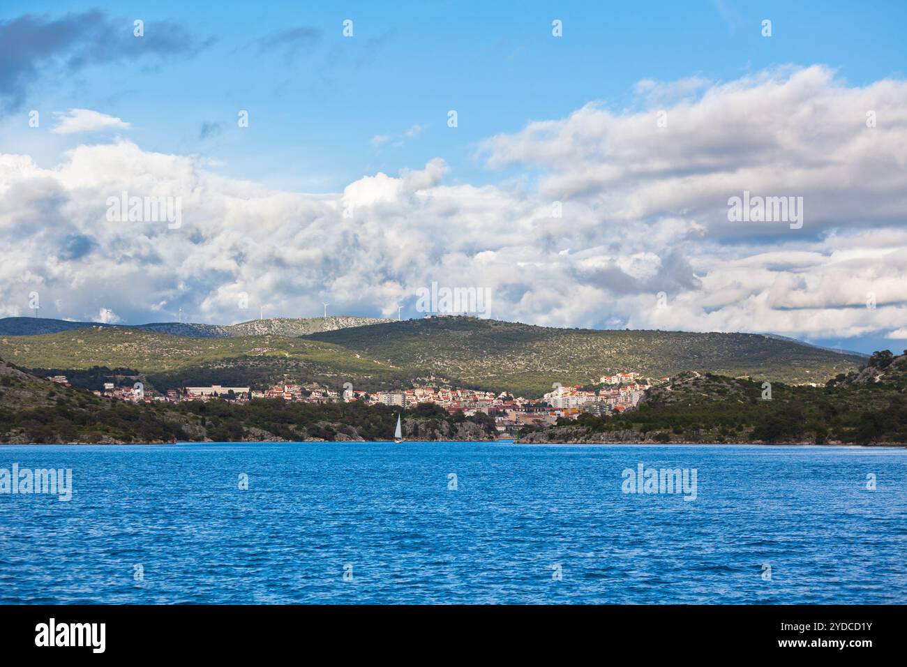 Baie de Sibenik, vue de la Croatie depuis la mer Banque D'Images Baie de Sibenik, vue de la Croatie depuis la mer Banque D'Images
