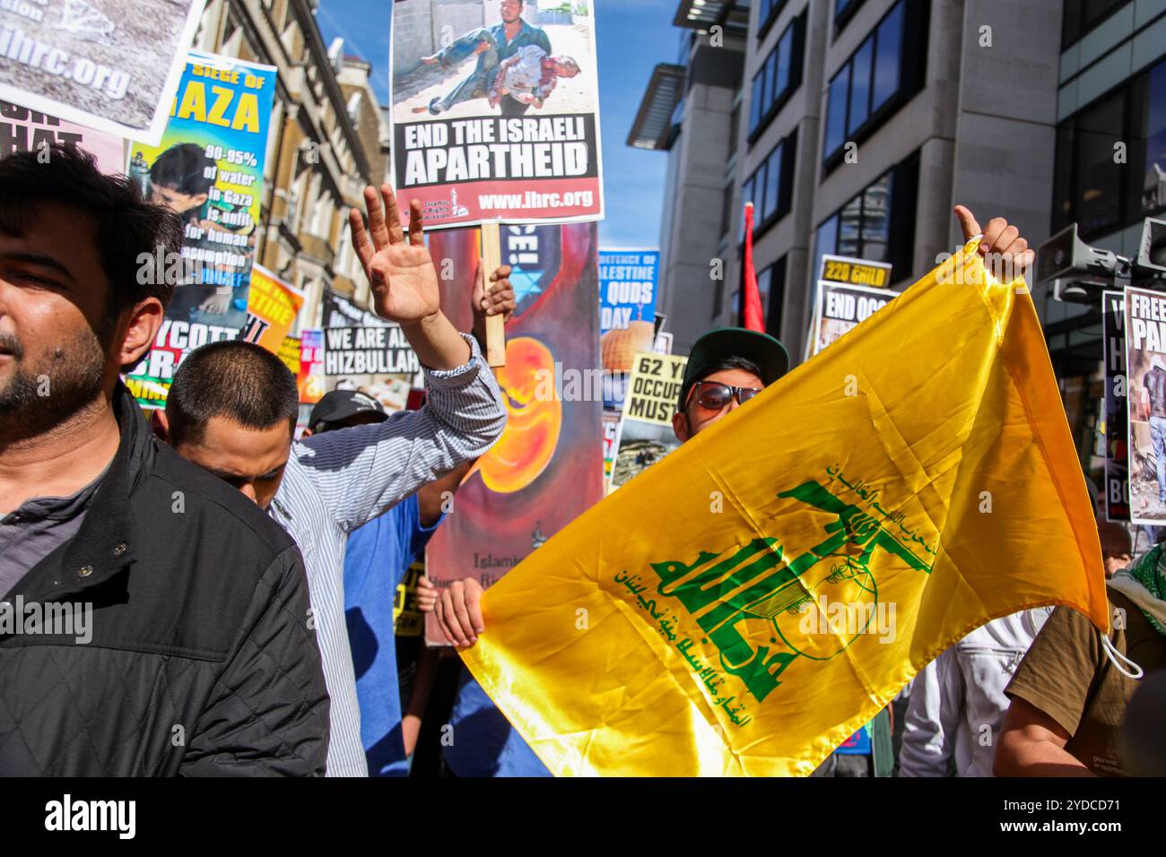 Londres, Royaume-Uni. 03 juin 2010. Un drapeau du Hezbollah est hissé lors d'une manifestation pro-palestinienne dans le centre de Londres le 3 juin 2010, au moment où le Royaume-Uni a reconnu l'appareil politique du Hezbollah comme un acteur non étatique légitime. Pourtant, en mars 2019, le Royaume-Uni a désigné le Hezbollah dans son intégralité (pas seulement son aile militaire, mais aussi son appareil politique) comme une organisation terroriste, et soutenir le Hezbollah est devenu un délit. Le Hezbollah, qui signifie « Parti de Dieu » en arabe, est un parti politique islamique chiite et un groupe militant basé au Liban Banque D'Images