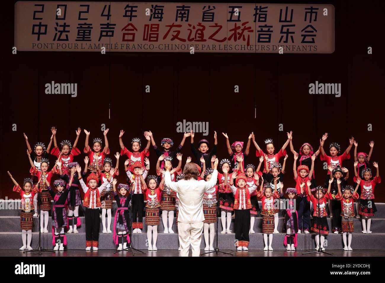 (241026) -- HAIKOU, Oct. 26, 2024 (Xinhua) -- Un chœur d'enfants de la ville de Wuzhishan se produit lors d'un festival de chœur d'enfants sino-français tenu au Hainan Song and Dance Theater à Haikou, dans la province de Hainan, dans le sud de la Chine, Oct. 25, 2024. Un festival de chœurs pour enfants a débuté ici vendredi pour mettre en valeur l'amitié sino-française et promouvoir les échanges culturels sino-français. Au cours de l'événement, deux chœurs d'enfants du Wuzhishan de Hainan chinois et du Paris de France sont prévus pour trois représentations au Hainan Song and Dance Theater, à l'Université de Hainan et au Maona Village à Wuzhishan City Respe Banque D'Images