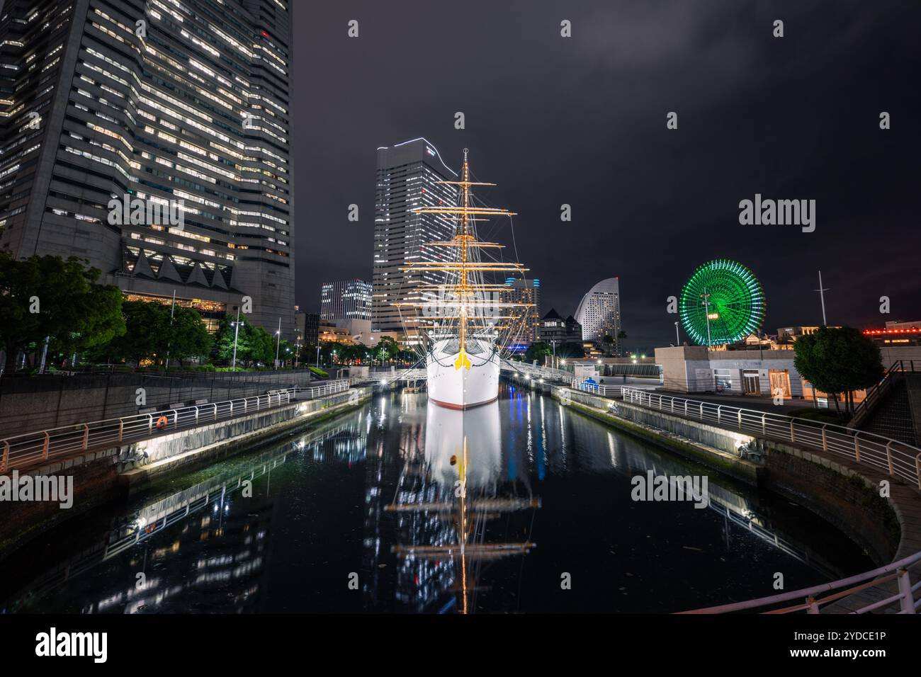 Il s'agit d'une vue nocturne du Nippon Maru, un célèbre navire japonais historique qui est maintenant amarré dans le quartier des affaires de Minato Mirai 21 le 14 juin 2023 Banque D'Images