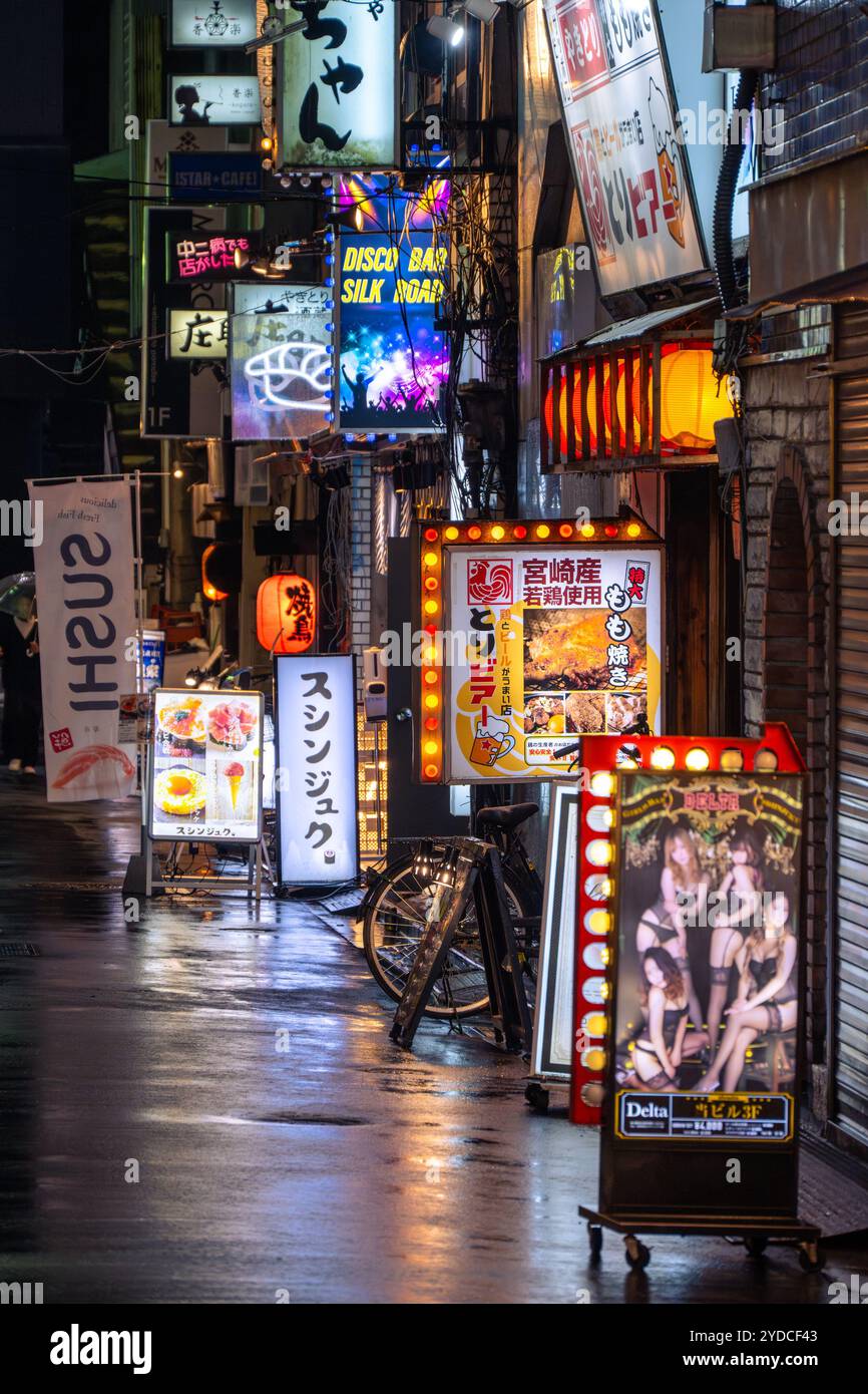 Vue nocturne des enseignes au néon à l'extérieur des bars et des clubs dans une petite rue de Shinjuku, un quartier célèbre connu pour sa vie nocturne le 15 juin 2023 à Tokyo, au Japon Banque D'Images