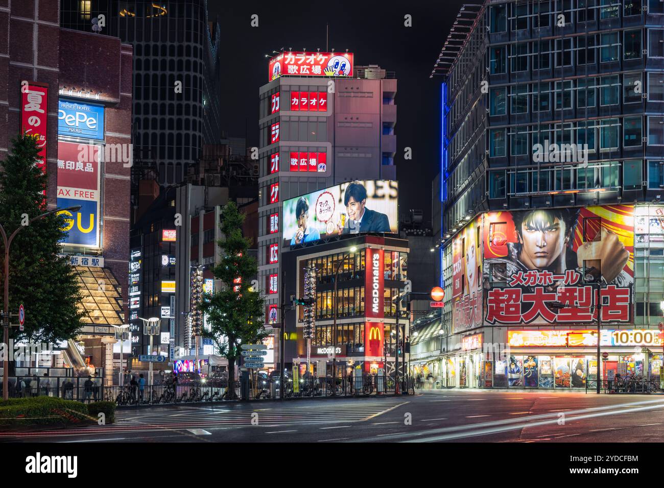 C'est une scène nocturne de boutiques et de centres commerciaux dans le quartier commerçant de Shinjuku, une destination célèbre le 15 juin 2023 à Tokyo, au Japon Banque D'Images