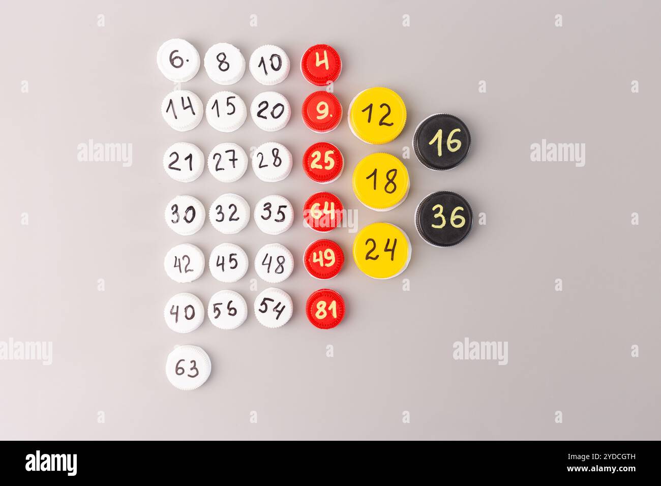vue de dessus des gobelets de bouteilles en plastique avec des numéros, étape dans le projet créatif pour apprendre la table de multiplication avec les enfants, la pratique et la table des temps maîtres Banque D'Images vue de dessus des gobelets de bouteilles en plastique avec des numéros, étape dans le projet créatif pour apprendre la table de multiplication avec les enfants, la pratique et la table des temps maîtres Banque D'Images