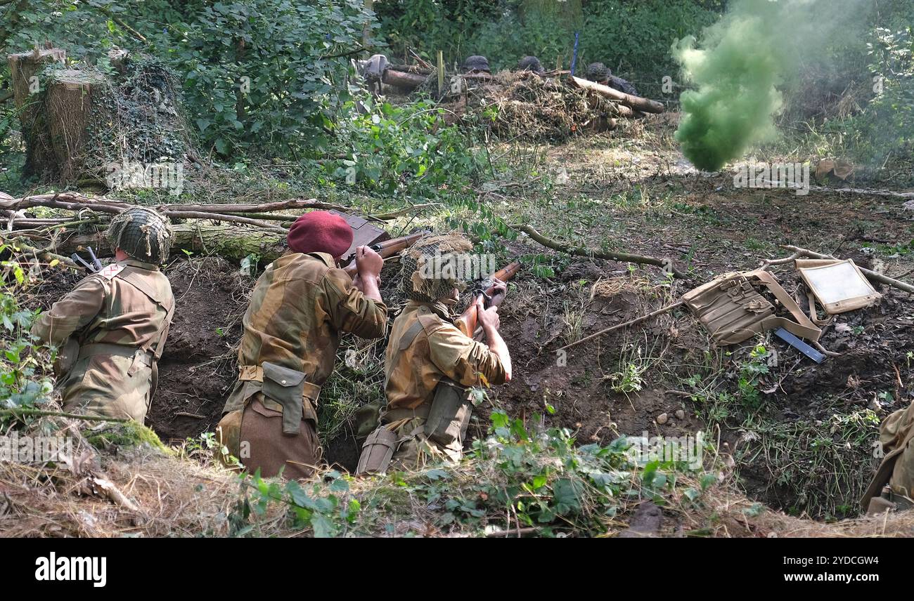 Victory Show, leicester, Royaume-Uni, août 2024. Les acteurs sur le champ de bataille organisent des combats simulés avec des explosions, des coups de feu et des véhicules. Banque D'Images