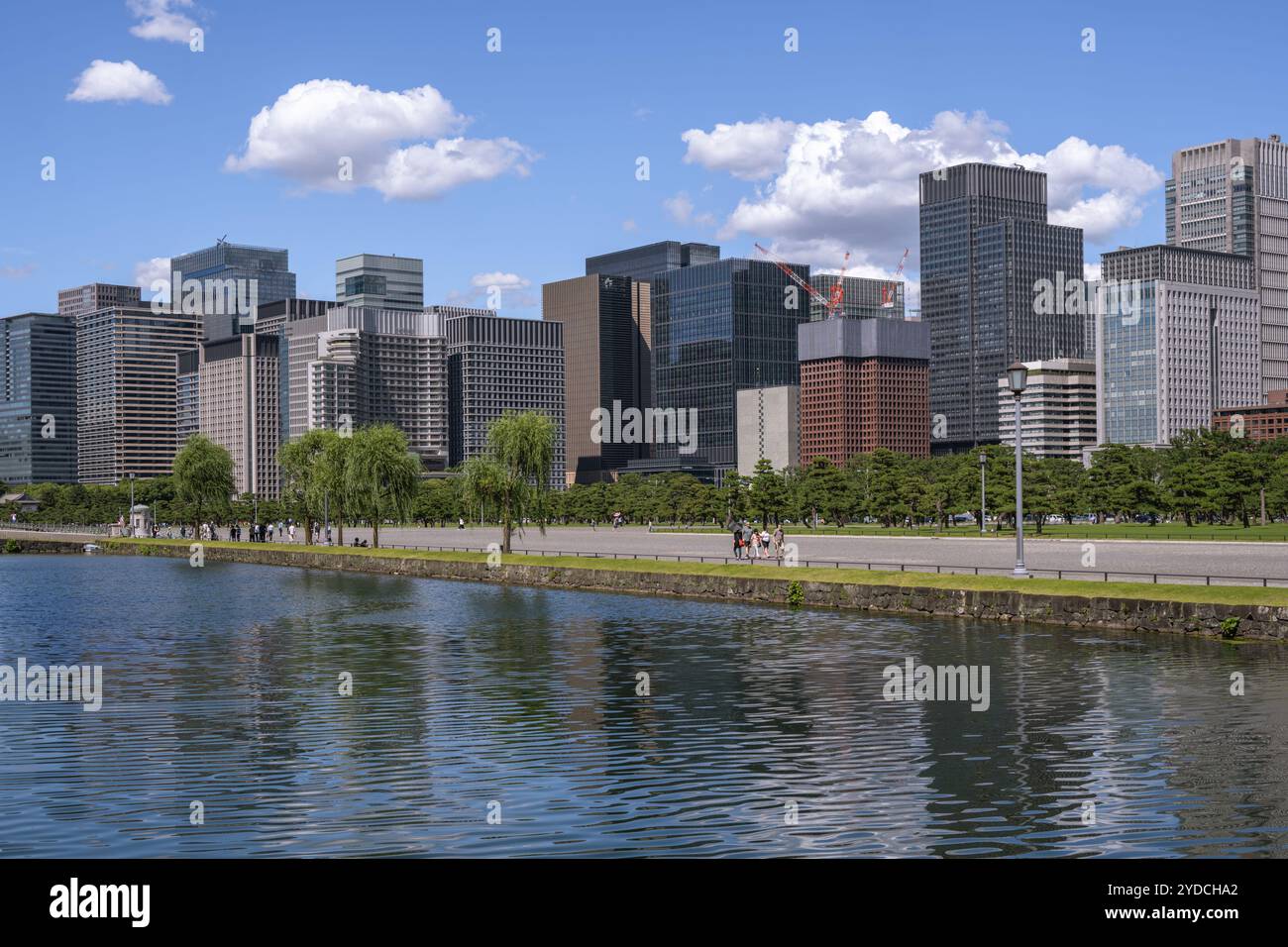 Ceci est une vue de l'horizon du quartier financier de Tokyo depuis le Marunouchi Business Park dans le centre-ville le 16 juin 2023 à Tokyo, au Japon Banque D'Images