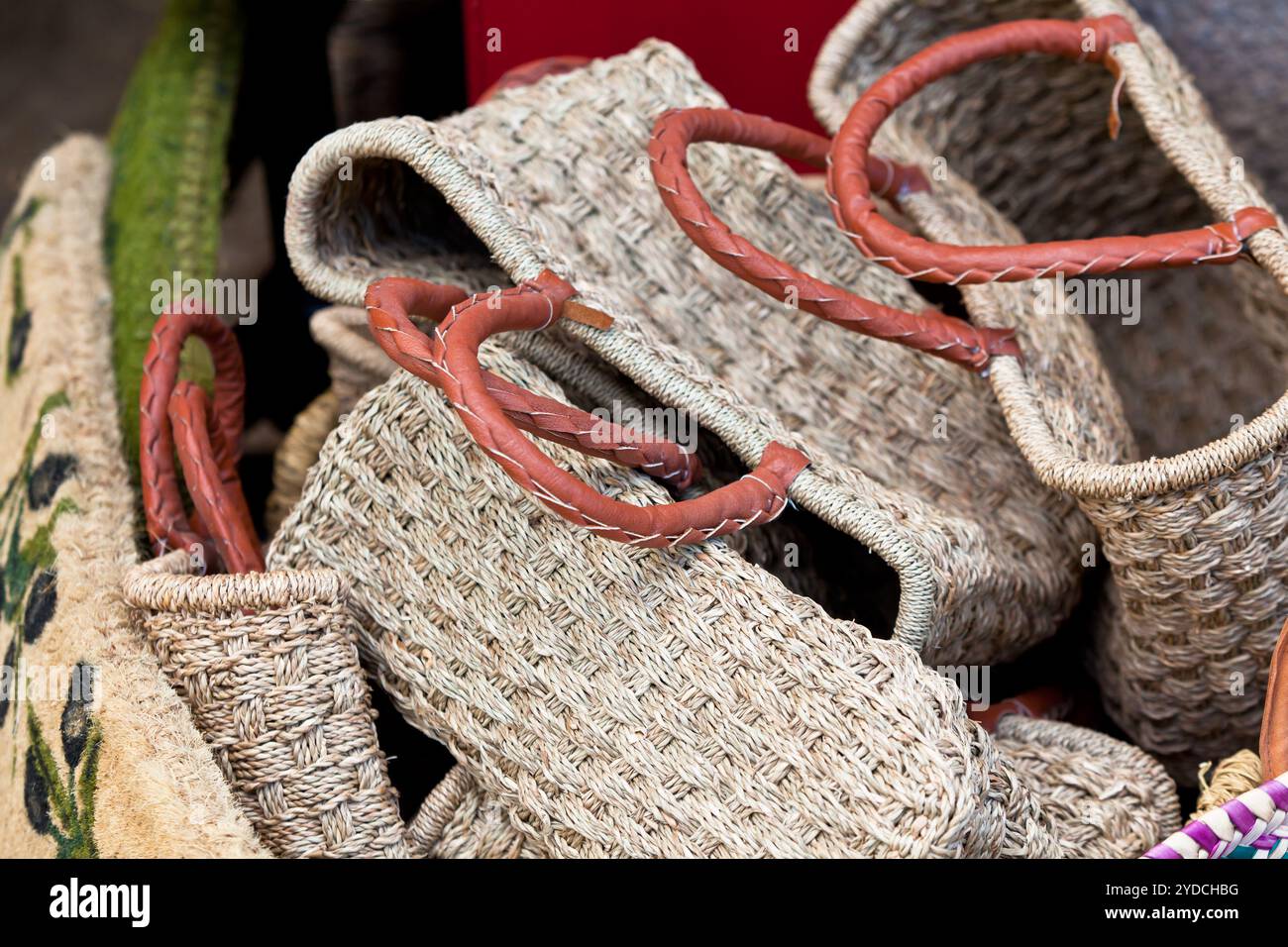 Sacs féminins en osier faits à la main au marché français Banque D'Images