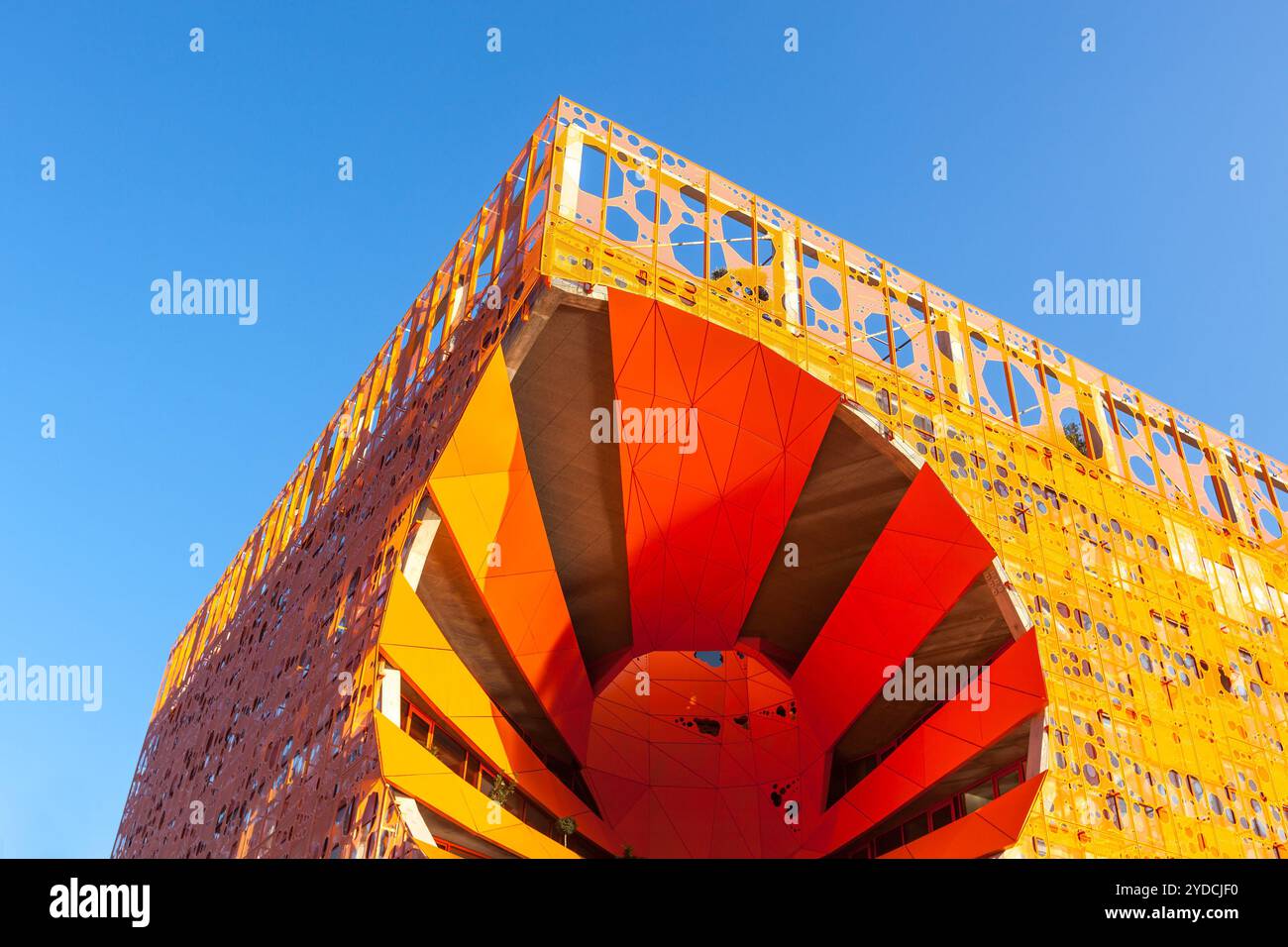 Maison cube design Orange à Confluence Lyon Banque D'Images