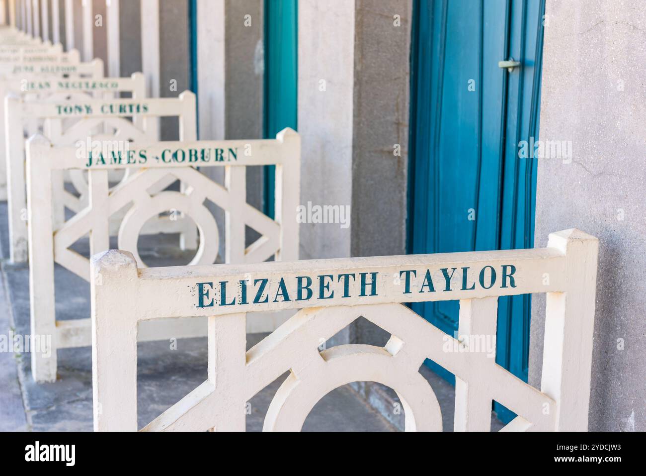 Placards de plage avec des noms célèbres à Deauville, France Banque D'Images