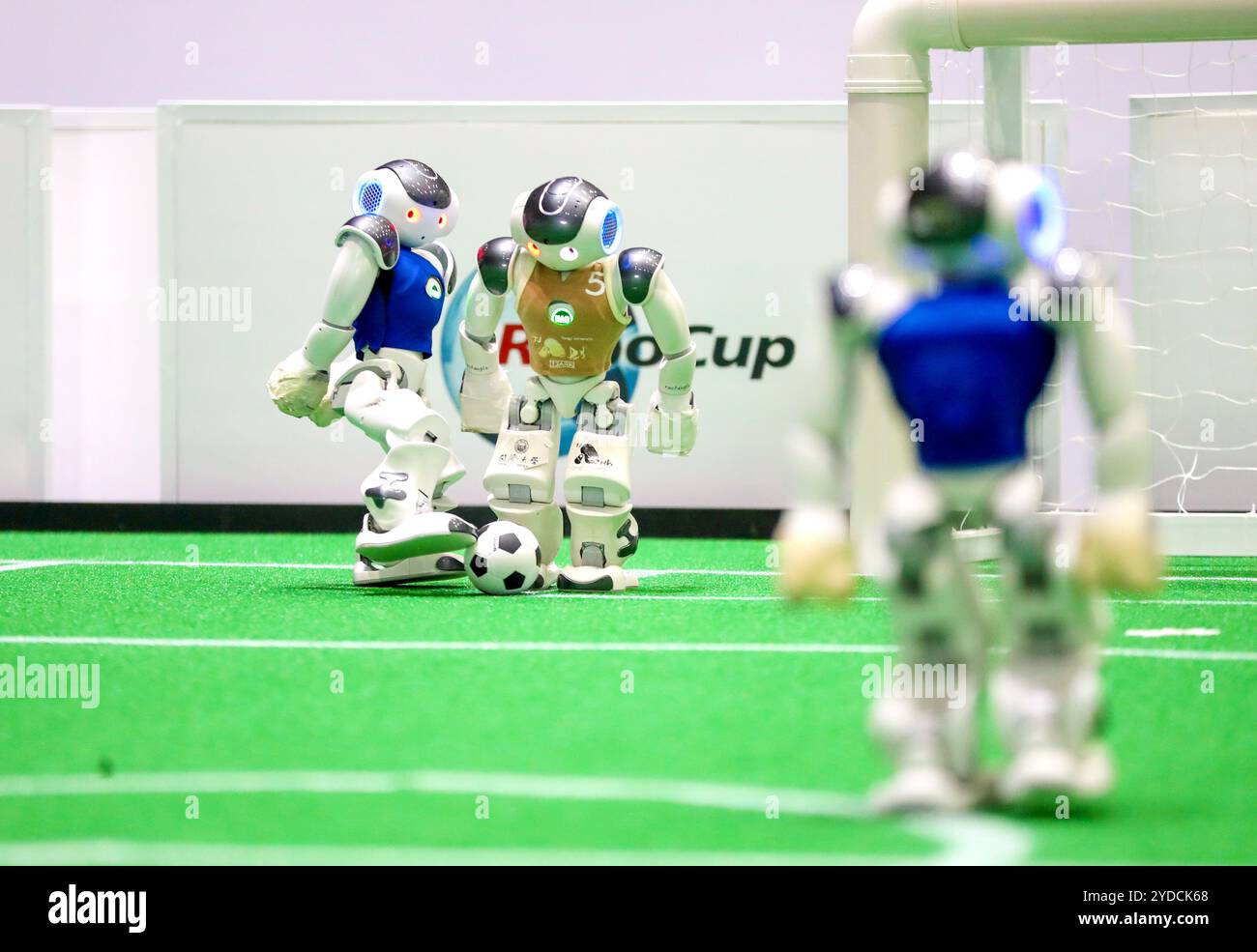 QINGDAO, CHINE - 26 OCTOBRE 2024 - Un robot joue dans un match de football au tournoi international sur invitation de Qingdao du Robo Asie-Pacifique 2024 Banque D'Images